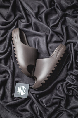 H12纯原 YEEZY SLIDE "Soot" 深棕 椰子拖鞋